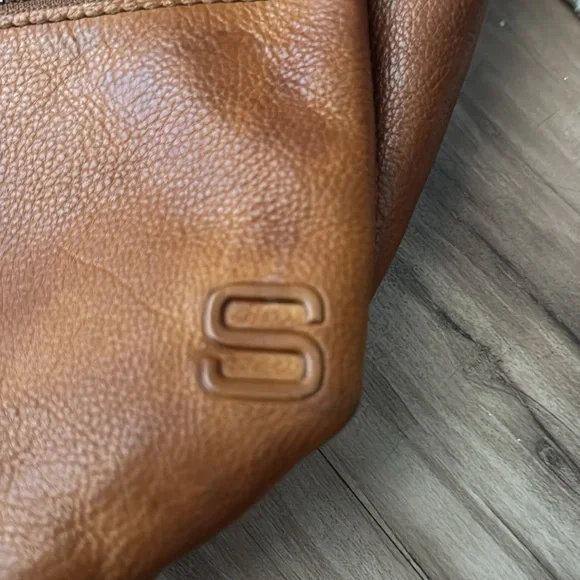 Elegant Tan Leather Shoulder Bag - Picture 2 of 5